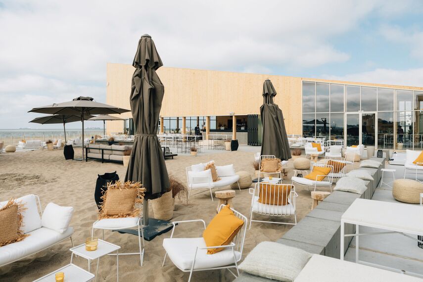 SlimLine 38 Windows and ConceptFolding 77 Sliding & Folding - Entertainment BMW Art Ville located in Knokke-Heist, Belgium