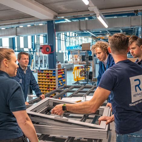 Professional trainer giving a course to new Reynaers Aluminium employees at the Training Centre.