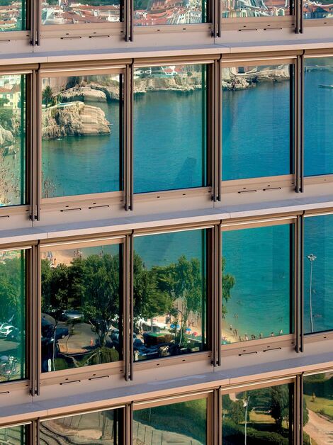 Reflective ConceptSystem 77 windows of the Estoril Sol Residence complex in Cascais, Portugal.