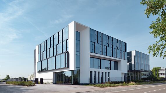 HiFinity Sliding & Folding, BriseSoleil 100 Solar Shading, MasterLine 8 Windows, CW 60-SC Façades, CW 86 Standard Façades and CW 86-EF Façades - Office building Reynaers Campus: Experience Centre located in Duffel, Belgium